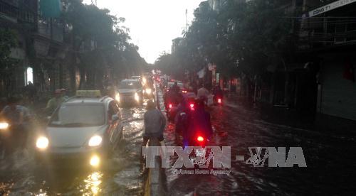 Cảnh báo dông lốc, gió giật mạnh ở Hà Nội 